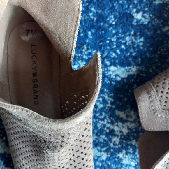 Lucky Brand Perforated Tan/Taupe Booties Size 7.5 - Picture 4 of 6